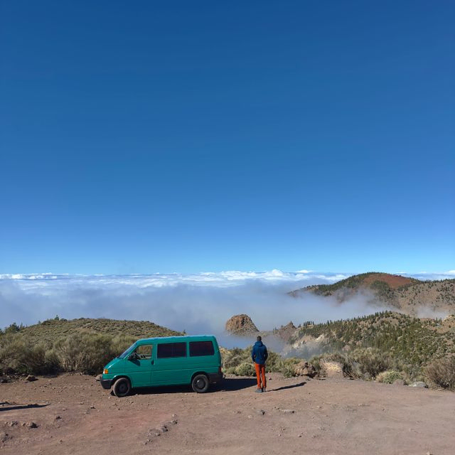 chico con furgoneta y paisaje de fondo