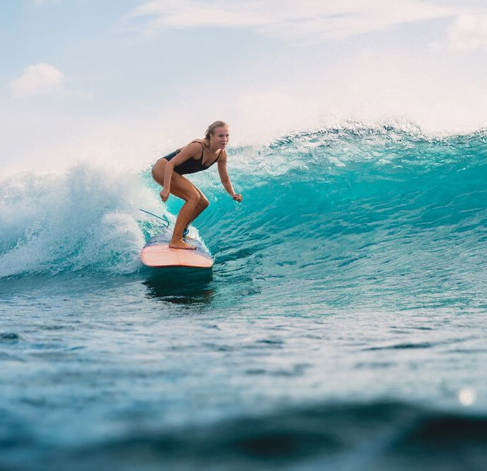 Mujer haciendo surf