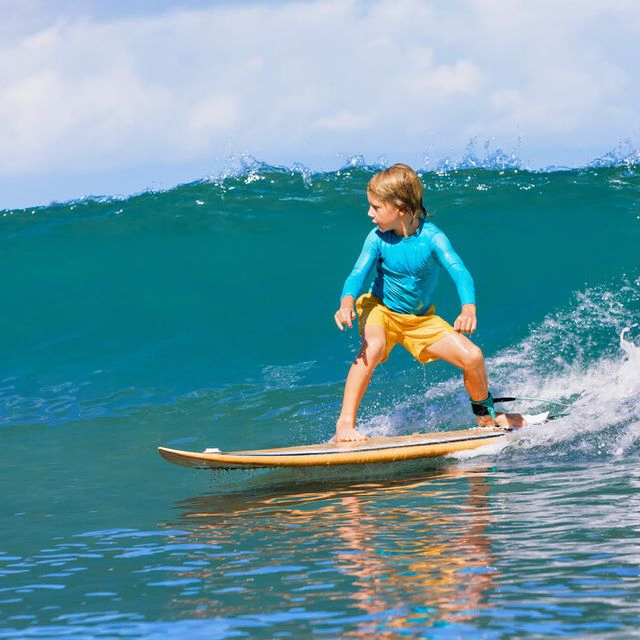 Niño haciendo surf