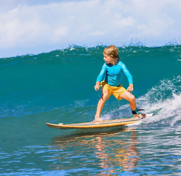 Niño haciendo surf