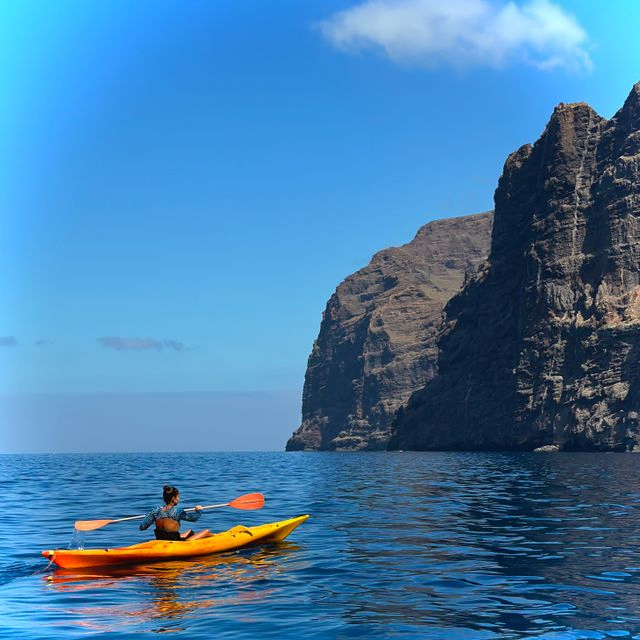 persona haciendo kayak en Tenerife