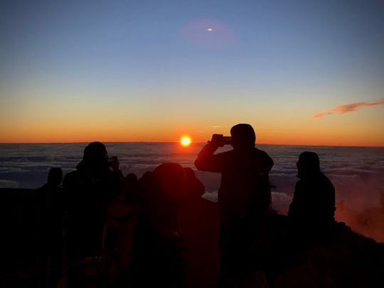 Grupo de amigos viendo puesta de sol