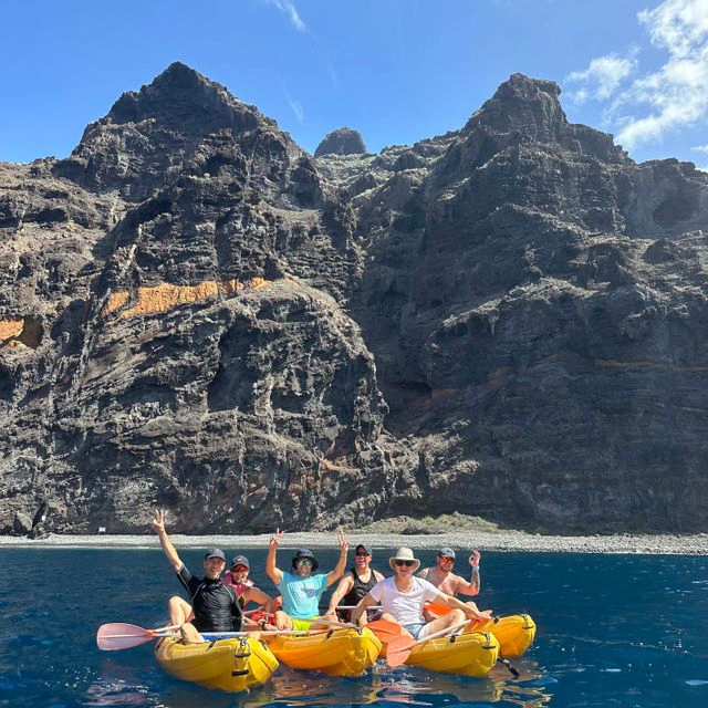 grupo haciendo kayak en Tenerife